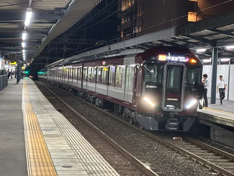 夜の駅に停車する電車