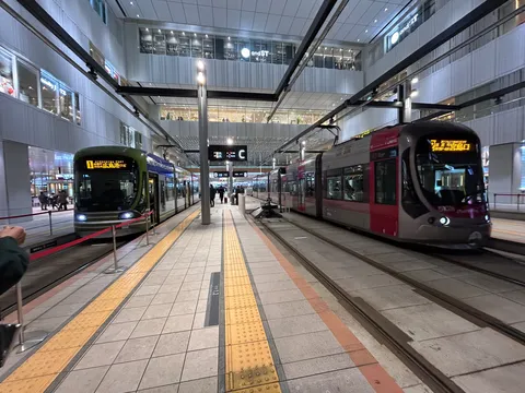 モダン駅に集う路面電車