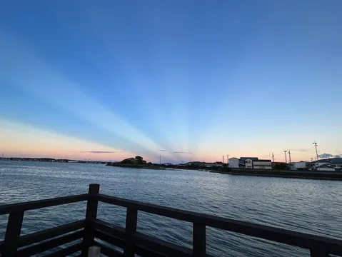 海辺の光芒、明日への架け橋