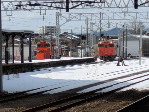 赤い電車、密談中？