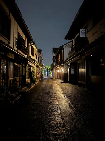 夜の路地に灯る静かな光
