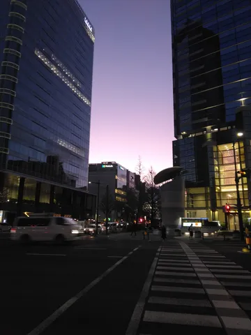 都会の夕暮れ、静かな交差点