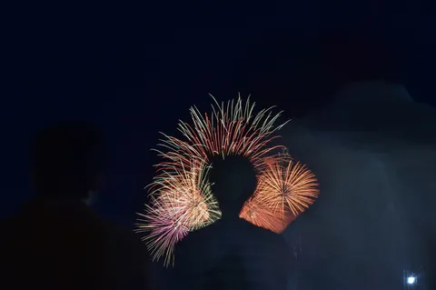 夜空を彩る花火の輪