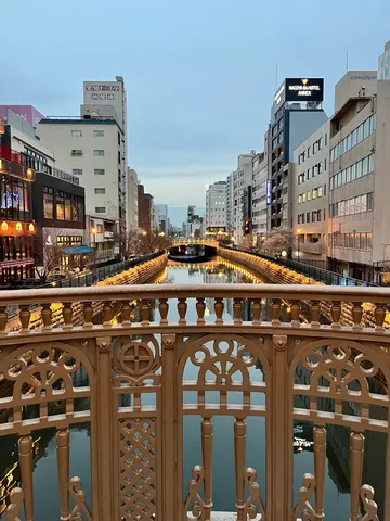 水面に映る都会のきらめき