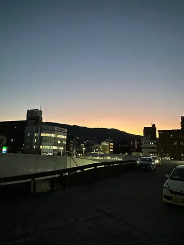 夕暮れの街と静かな道