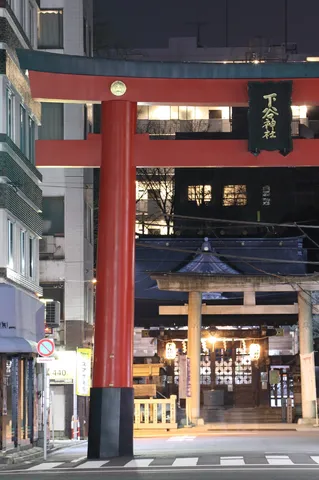 夜の赤い鳥居と灯籠