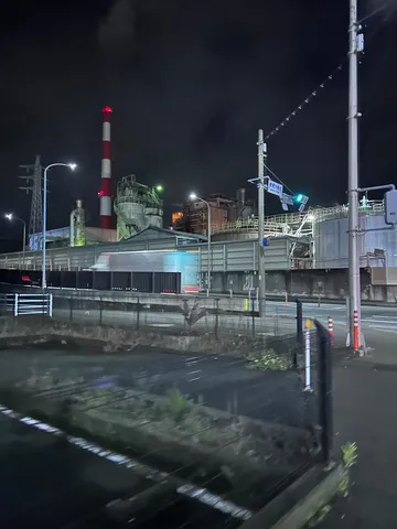 夜の工場に光と影