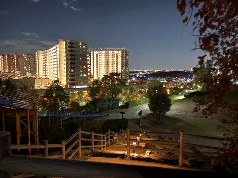 夜景を望む、都会の隠れ家