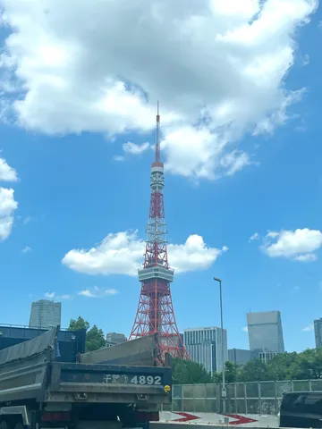 青空に映える東京タワー