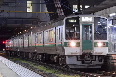 夜の駅、煌めくヘッドライト