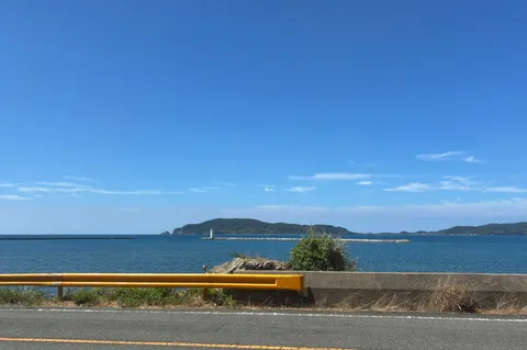 灯台と青い海、遠い海