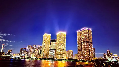水面に灯る夜景の余韻