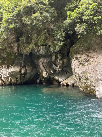 秘境の碧き水面