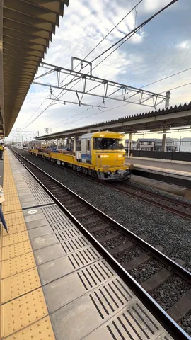 黄色い列車と朝の線路