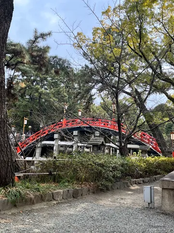 古都の彩り、朱色の橋