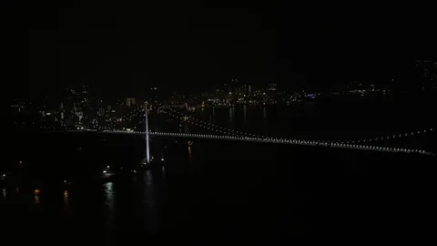 闇夜に光る未来都市