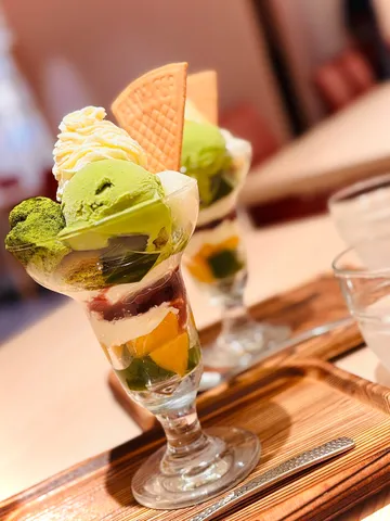 涼を誘う二層の抹茶パフェ