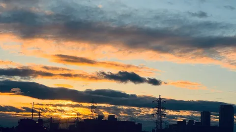 空と電線、街のシルエット