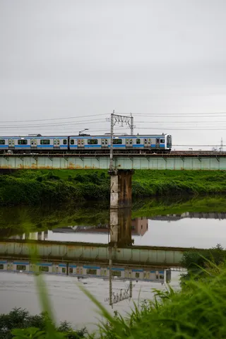 水辺を走る列車の影
