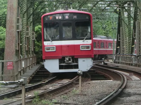 カーブする線路に赤い列車
