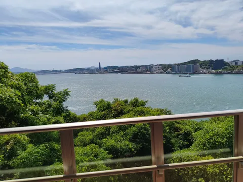 海辺の光と街並み