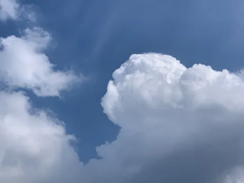 夏の入道雲、青空に映える