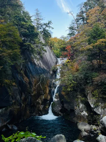 秋色に染まる秘境の滝
