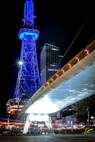 青くそびえる夜の交差点