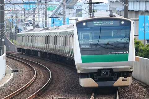 都会の風景、疾走する電車