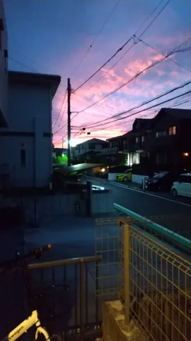 電線越しの夕焼け空