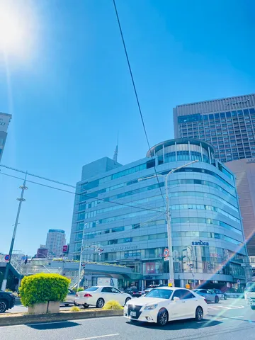 青空の下、輝く都会の情景