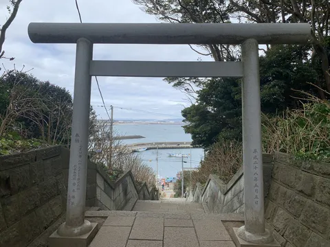 海へ続く長い石段と鳥居