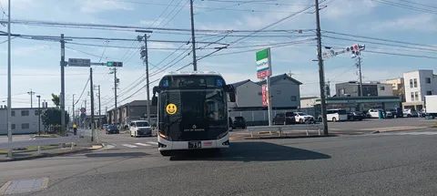 バスが行き交う、いつもの街角