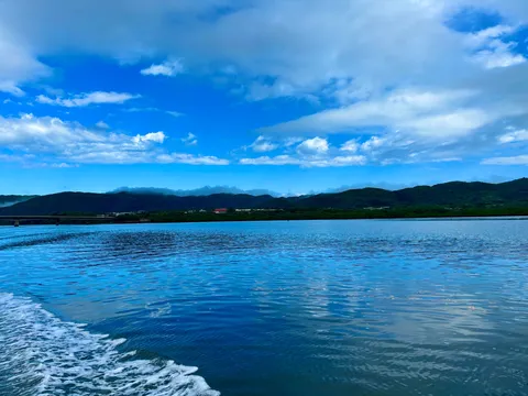 青い水面と緑の山々