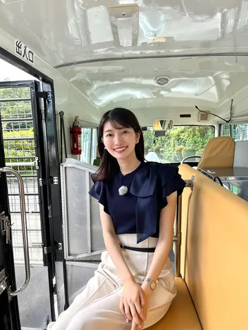 バスの窓辺、静かな午後のひととき
