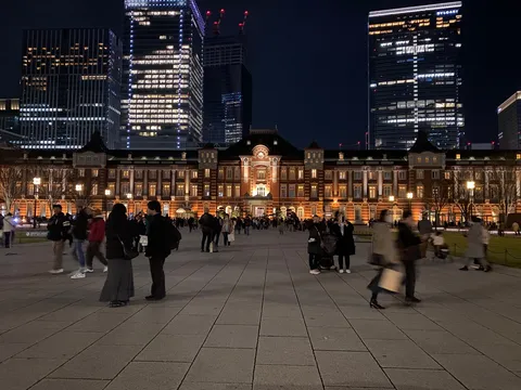 夜の駅舎と高層ビルの灯