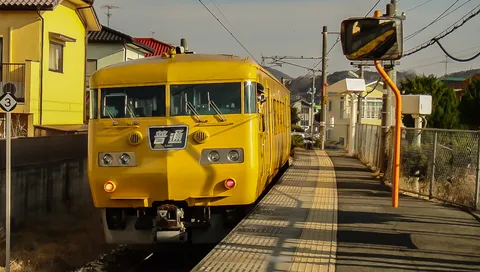 陽光に輝く黄色の列車