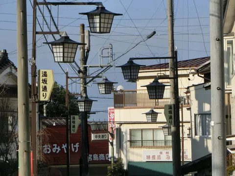提灯と電線の立体交差