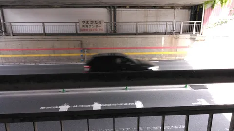 トンネルを抜ける黒い影