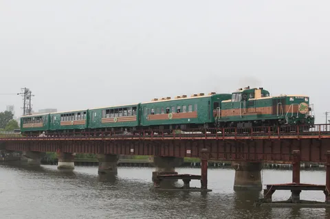 緑の列車、鉄橋を渡る