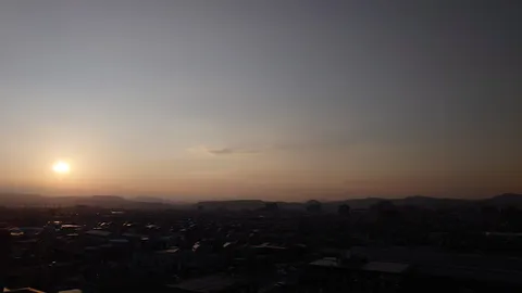 夕暮れの街、丘が囁く