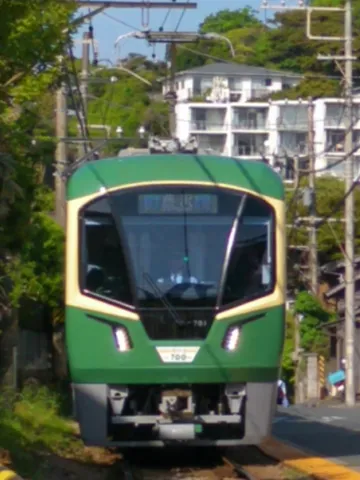 鮮やかな緑の列車、日常の一コマ