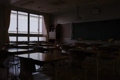 静寂の教室、過ぎ去った刻