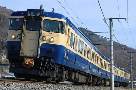 郷愁を誘う青とクリーム
