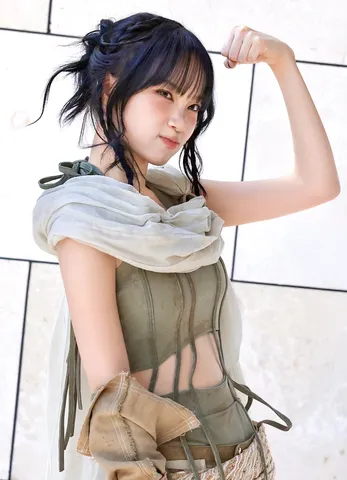 力強いポーズと個性的な装い