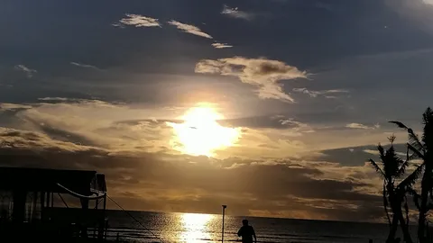 夕暮れの海辺、シルエットのコントラスト