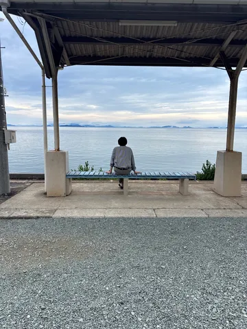静寂の駅、潮風と空を待つ