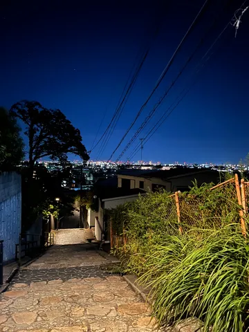 夜景と石畳の坂道