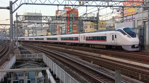 都市を走る白い流線