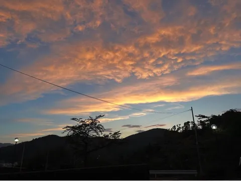 茜色の空と山の静けさ
